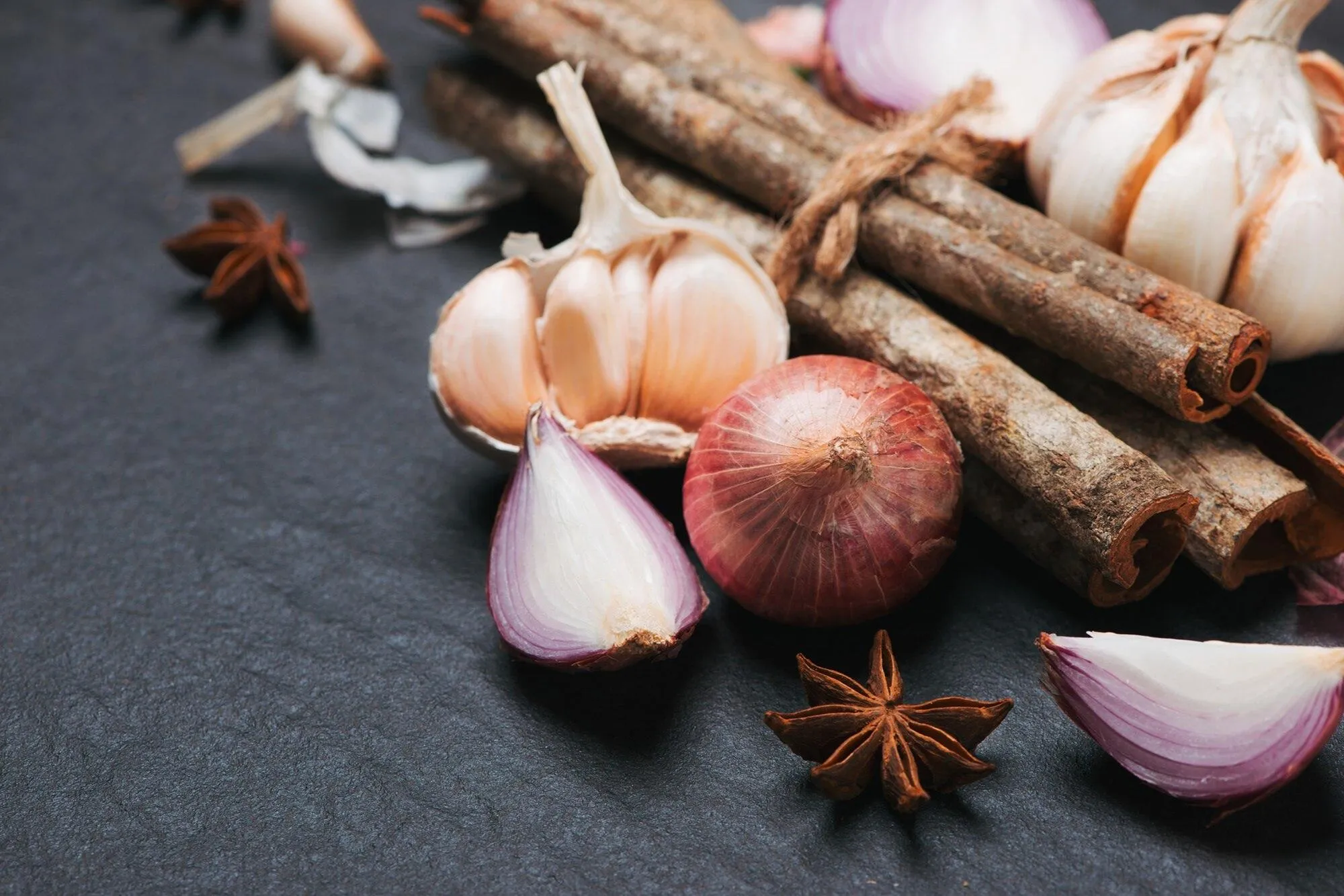 Garlic and cinnamon ingredients