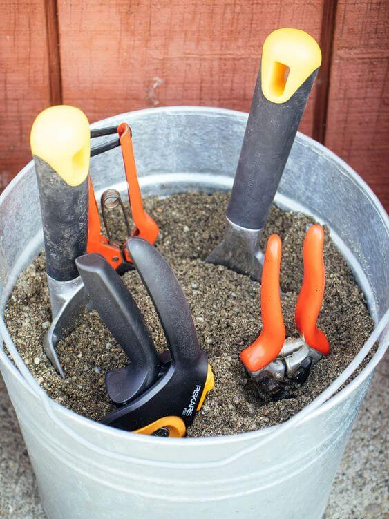 Cleaning garden tools quickly