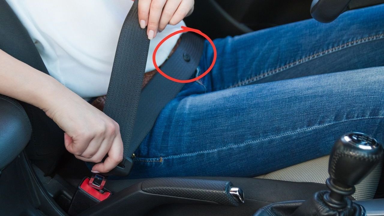 Comfort related to seatbelt button