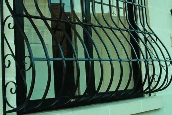 Window equipped with bulging bars
